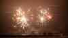 Riesiges Silvesterfeuerwerk zwei Tage vor dem Jahreswechsel: Pyrotechniker fasziniert Menschen mit Feuerwerk der Klasse 3 und 4: Spektakuläres Feuerwerk aus der Luft, hunderte Menschen genießen die Pyroshow
