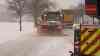 Schneechaos in Sachsen: Verkehr bricht im Erzgebirge zusammen, LKW kommen nur mit Schneeketten voran, Feuerwehr muss Bundesstraße sperren, damit Winterdienst räumen kann: Massiver Starkschneefall live on tape, Verkehr regelrecht zusammen gebrochen