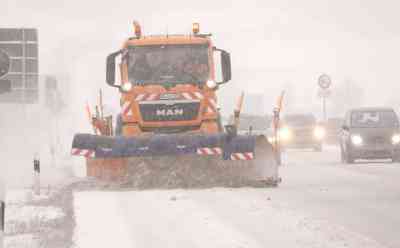 Schneechaos in Sachsen zu Silvester: Schneefälle legen Verkehr auf A 72 zeitweise lahm, LKW steht an Steigung der A 72 quer, Winterdienst im Dauereinsatz, intensive Schneefälle: Autobahn A 72 mit bis zu 10 cm Schnee bedeckt, Starkschneefall hält weiter an 