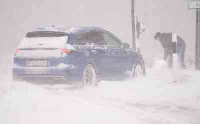 Massives Schneechaos in Sachsen: Autofahrer stecken im Schnee fest, LKW stehen auf Autobahnen quer, Unfälle, Autofahrer müssen festgefahrene Autos mit Schneeschippe befreien, teils chaotische Straßenverhältnisse: Über 30 cm Neuschnee legt Verkehr lahm, Autofahrer stecken im Schneesturm fest