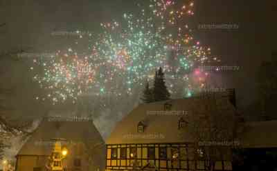 Raketen und Silvester bei reichlich Neuschnee im Erzgebirge: Nach intensiven Schneefällen gingen pünktlich um 0 Uhr zahlreiche Raketen bei tiefwinterlicher Kulisse in den Himmel: Schneereichstes Silvester seit vielen Jahren im Erzgebirge