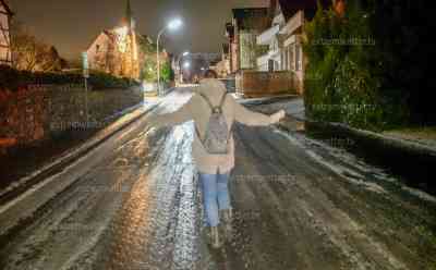 Blitzeis in NRW: Gehwege und Straßen extrem glatt und vereist, Anwohnerin kann sich kaum auf den Beinen halten, „Hier ist gar nichts gestreut, nichts. Man kann nur auf der Straße laufen. Die Gehwege sind zu glatt.“: Eisregenfront auf dem Weg nach Osten, Chaos zum Berufsverkehr erwartet