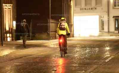 Eisregen in Paderborn – kräftiger Regen bei Minusgraden: Pendler laufen vorsichtig durch Innenstadt, Winterdienst im Einsatz: Regen gefriert auf Autos, glatte Gassen und Straßen am Domplatz