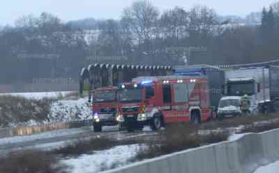 Eisregenfront erreicht Ostdeutschland: Autobahn A 4 nach Unfällen bei Gera gesperrt, Eisregen und Körner in Eisenberg (Thüringen): Autobahn A4 und A 9 mit dünner Eisschicht überzogen und gefährlich glatt