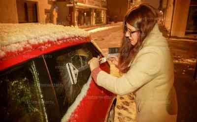 Eisregenchaos in Oberfranken: LKW rutscht in Graben – Vollsperrung Auffahrt A 93, dicker Eispanzer lässt Autofahrer verzweifeln, Autofahrerin muss schon das dritte Mal Eispanzer entfernen und ist genervt: „Es war eine Kombination mit Flasche Enteiserspray und Kratzen“: Intensiver Regen bei – 3 °C, Feuerwehren haben alle Hände voll zu tun, Winterdienst schruppt Überstunden, A 93 spiegelglatt