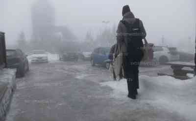Extremes Glatteis auf dem Fichtelberg: zentimeterdicker Eispanzer, Skifahrer können kaum Laufen, ganze Plateau extrem vereist, erhöhte Sturzgefahr, Touristen können sich kaum auf den Beinen halten: Festgedrückte Schneeschicht nun ein dicker Eispanzer, erhöhte Verletzungsgefahr auf dem Fichtelberg
