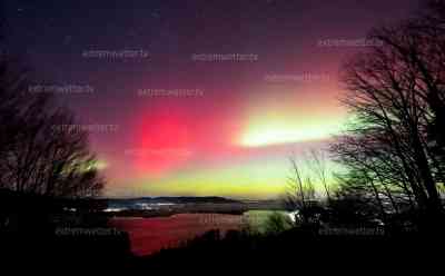 Polarlichtausbruch über Deutschland: intensive Polarlichter über Oberbayern, Kochel am See erleuchtet in bunten Farben, stärkste Ausbruch seit Jahrzehnten: Einmalige Aufnahmen vom Kochel am See, Timelaps zeigt besondere Aufnahmen