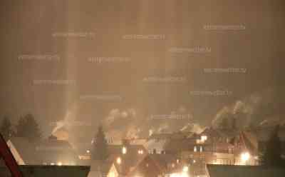 Eisiger Winter im Erzgebirge: Naturschauspiel, einmalige und seltene Lichtsäulen durch Schneekanonen, massiver Raureif und Eis am Erzgebirgskamm, Aufnahmen gleichen Sibirien: Stromleitungen ächzen unter Eislast, riesige Eiszapfen – Erzgebirge und Ostbayern erleben frostigsten Januar seit 2017