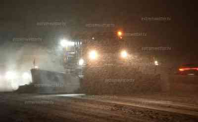 Schneechaos über Deutschland erwartet: Schneefront erreicht Baden-Württemberg, intensive Schneefälle und spiegelglatte Autobahnen, Winterdienst im Dauereinsatz: Autofahrer kämpfen gegen spiegelglatte Straßen, Straßen wegen Schneebruch bereits gesperrt