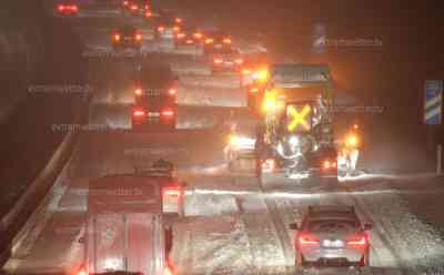 Schneechaos in Baden-Württemberg: Autobahnen kaum befahrbar, Unfälle auf A 8 und Nebenstrecken, PKW rutscht in Graben und ist eingeschneit, Winterdienst steckt selbst im stockenden Verkehr fest, 2 Fahrzeuge krachen auf A 8 in Leitplanke: A 8 und A 7 zentimeterhoch mit Schnee bedeckt, schlechter Straßenzustand durch viel Neuschnee