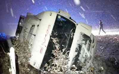 Schneechaos in Franken – Verkehrskollaps auf Autobahnen: LKW fliegt von Autobahn A 6, LKW bleiben an Steigungen hängen – stellenweise geht es weder vor noch zurück, Winterdienst im Einsatz aber machtlos: LKW Fahrer: „Vor einer Stunde ist mal der Winterdienst gekommen, jetzt wird es wieder voll. Ich komme nicht mehr weg. Ich bräuchte Streusalz oder irgendwas“