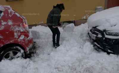 Schneechaos in Franken – Schulen geschlossen: Autofahrer müssen Fahrzeuge mit Schaufeln freigraben, Mütter mit Kinderkutschen stecken im Schnee fest, Autos stecken in Schneemassen fest: Öffentliche Leben in Schwabach stark eingeschränkt, Winterdienst im Dauereinsatz 