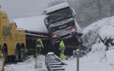 Unfälle über Unfälle – Schneefälle sorgen weiterhin für kilometerlange Staus auf den Autobahnen: LKW auf A 9 im Graben, nun noch Schneeverwehungen und geringe Sicht, aufwändige Bergung, THW im Einsatz: 10 Kilometer Stau und 2 Stunden Verzögerung in Richtung Nürnberg
