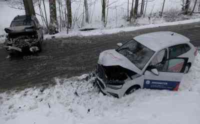 Schneefälle verursachen erneut Chaos: schwerer Frontalcrash auf spiegelglatter Straße mit 4 Schwerverletzten, Fahrzeug der Johanniter Unfallhilfe kracht frontal in PKW, PKW kommt auf glatter A 72 von Fahrbahn ab, fällt Baum und kommt abseits der Autobahn zum Stehen: zahlreiche Schwerverletzte durch Glötte im Vogtland, A 72 zeitweise mit Schnee bedeckt, gefährliche Glätte auf allen Fahrspuren