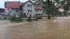 (Hochwasser,Überflutung stark) Extreme Überflutungen, Ort von der Außenwelt abgeschnitten, Meterhoches Wasser in Ortschaft: Ort ohne Strom, Anwohner verzweifelt, katastrophale Zustände