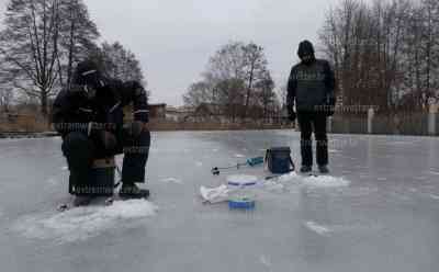 Eiszeit in Ostdeutschland: Brandenburg friert bei strengem Frost, Eisangler nutzen Eiswetter, Finowkanal eingefroren – Eisangler in Aktion: Eisregen der vergangenen Wochen haben Dörfer in Eislandschaft verwandelt, Anwohner hacken Eis von Gehwegen, anstatt Streusalz überall Sand und Splitt gegen Eis