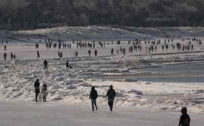 Ostsee zugefroren - Naturschauspiel der Extraklasse: Eisschrank Ostseeküste, dicke Eisschollen und zugefrorene Küste bei Kaiserwetter, hunderte Menschen bestaunen seltenes Naturschauspiel, Drohnenaufnahmen – O-Töne von Touristen: Ostsee das letzte Mal 2011 so extrem zugefroren, Eisberge und Eisschollen – Nordpolfeeling auf Usedom