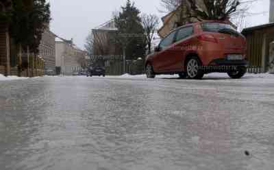 Heftiges Glatteis in Nordsachsen: Straßen und Gehwege spiegelglatt, Autofahrer und Anwohner rutschen, Eispanzer auf Autos, Regen gefriert bei – 1 °C sofort: Räder von PKW drehen durch, Anwohner kräftig am Salzen