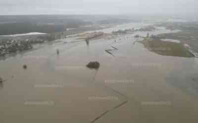 Hochwasseralarm in Süddeutschland: Land unter in Mittelfranken, Straßen wegen Überflutungen gesperrt, Spielplätze überschwemmt, Grundstücke überflutet, Drohnenaufnahmen zeigen große Überschwemmungen: Dauerregen und Tauwetter lassen Pegel in Mittelfranken weiter steigen, vielerorts Meldestufe 2 - steigend