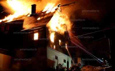Dramatische Flammenhölle im Erzgebirge: Tochter rettet Mutter geistesgegenwärtig nach Durchzündung im Wohnhaus, Tochter stellt Leiter in letzter Sekunde an Wohnhaus, Mutter kann sich retten, Wohnhaus steht anschließend im massiven Vollbrand: Zwei Hausbewohner und zwei Feuerwehrkameraden leicht verletzt und vor Ort ambulant behandelt, 70 Kameraden im Einsatz, Wohnhaus brennt lichterloh