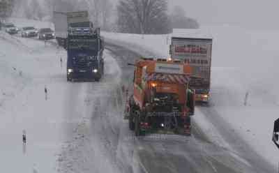 Schneechaos in Sachsen: 15 cm Neuschnee lassen Verkehr zeitweise zusammenbrechen, LKW bleiben an Steigungen hängen, Winterdienst erneut im Dauereinsatz: Winterdienst muss mit zwei Fahrzeugen gleichzeitig räumen, Räder drehen an LKW durch