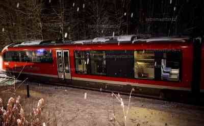 Zugunfall im dichten Schneetreiben: LKW bleibt am Bahnübergang hängen, Triebwagen der Erzgebirgsbahn kracht in LKW, Bahn wird an Seite von LKW touchiert, keine Verletzten: LKW stand am Bahnübergang quer und kam nicht mehr weg, Erzgebirgsbahn touchierte LKW auf kompletter Länge