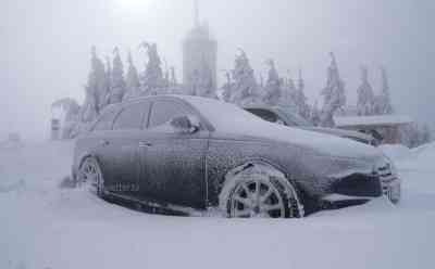 Wintermärchen im Erzgebirge: Fichtelberg verschneit und tiefwinterlich, letzten tiefwinterliche Aufnahmen des Winters, Tauwetter bis in die höchsten Lagen ab dem Wochenende: Wundervolle Aufnahmen aus dem Erzgebirge, Fahrzeuge bis zur Motorhaube vom Schnee begraben