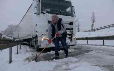 Schneechaos in Bayern: LKW bleiben an Autobahnauffahrten liegen, kilometerlange Staus durch intensive Schneefälle rund um München, Autobahnen A 96, A 99 und A8 verstopft: Bis zu 30 cm Neuschnee gemeldet, Behinderungen auch auf den Nebenstrecken