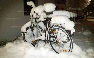 München versinkt im Schnee: Mehr als 15 cm Neuschnee, lange Staus auf Autobahnen A 8 und A 94, Winterdienst im Dauereinsatz, beeindruckende Schneeberge aus München: Schnee liegt auf Ästen und Zweigen, sehr glatte Straßen – wundervolle winterliche Aufnahmen aus München