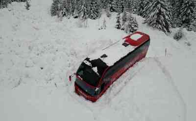 Lawine reißt Reisebus mit sich: Reisebus wird von Lawine in Lechtal erfasst, 12 Insassen mit Schutzengeln, alle unverletzt: Lawine mehrere Meter hoch, Bus von Straße gerissen, ERSTAUFNAHMEN