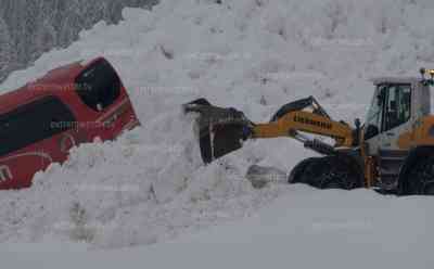 Lawinenabgang erwischt Reisebus – 10 Meter hohe Lawine reißt Bus mit sich: Bergung des Reisebuses, Bürgermeister und Reiseunternehmen erleichtert: „Wir hatten tausend Schutzengel gehabt. Es wäre nicht vorstellbar, wenn der Bus in der Mitte der Lawine gewesen wäre, da wären die Fenster eingedrückt, das wäre in einer Katastrophe geendet.“: O-Töne von Bürgermeister und Betriebsleiter des Reiseunternehmens zur Katastrophe