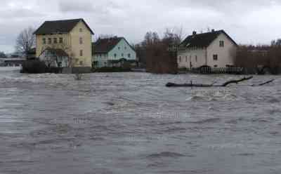 Hochwasser in Franken: heftiges Tauwetter - Land unter in Cham, Straßen überflutet und gesperrt, Autofahrer ignorieren überflutete Straßen, Pegel in Cham steigt weiter, Fluss Regen randvoll: Landschaft gleicht einer Seenlandschaft, Schneeschmelze Ursache für markantes Hochwasser
