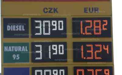 Benzinkrise durch Krieg - 70 Cent billigere Spritpreise in Tschechien: Tanktourist: "die sind bekloppt" - Billigstes Nachbarland in Deutschland Tschechien, Staus an Grenzen, lange Warteschlangen an Tankstellen, Diesel in Tschechien nur 1,28 Euro – bis zu 50 Euro Ersparnis mit einer Tankfüllung: Polizei kontrolliert Einreiseverkehr, nur maximal 20 Liter darf man nach Deutschland einführen, einige Tankstellen an Grenze bereits ohne Sprit