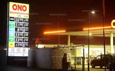 Benzinpreisexplosion – Schnäppchentanken im Nachbarland: Preisunterschied von über 60 Cent je Liter, billigster Sprit aktuell in Tschechien zu finden, deutsche Tankstellen leergefegt: Autofahrer in Grenznähe profitieren von enorm niedrigen Benzinpreisen im Nachbarland