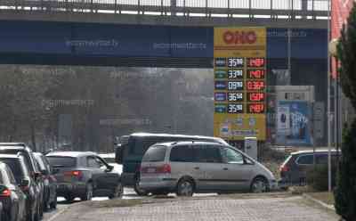 Tanktourismus auf Grund hoher Benzinpreise: lange Wartezeiten und Stau an den Tankstellen in Tschechien, Benzin in Tschechien für nur 1,40 Euro : Über 65 Cent Preisunterschied in Tschechien, Geduldsprobe für Autofahrer