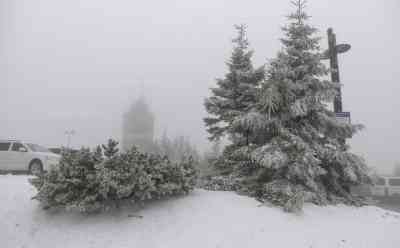 Wintereinbruch im Erzgebirge: 3 cm Neuschnee, Schneemann und schneebedeckte Autos, Landschaft verschneit: Nach milden Märztagen nun nasskaltes Wetter, Wintereinbruch wird nur ein Intermezzo sein