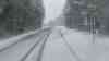 Kräftiger Wintereinbruch im Erzgebirge: dichter Schneefall, spiegelglatte Straßen und Sturm, Touristen dick eingepackt, tiefwinterliche Impressionen vom Fichtelberg: Winterreifen waren im Erzgebirge am Montag ein muss, dichter Schneefall on tape
