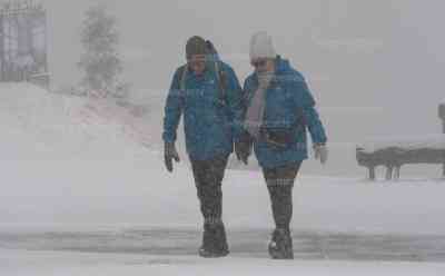 Kräftiger Wintereinbruch im Erzgebirge: dichter Schneefall, spiegelglatte Straßen und Sturm, Touristen dick eingepackt, tiefwinterliche Impressionen vom Fichtelberg: Winterreifen waren im Erzgebirge am Montag ein muss, dichter Schneefall on tape