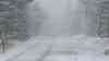 Kräftiger Wintereinbruch im Erzgebirge: dichter Schneefall, spiegelglatte Straßen und Sturm, Touristen dick eingepackt, tiefwinterliche Impressionen vom Fichtelberg: Winterreifen waren im Erzgebirge am Montag ein muss, dichter Schneefall on tape
