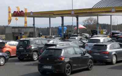 Tankwahnsinn in den Nachbarländern – Benzin für nur 1,60 Euro und somit 55 Cent günstiger als in Deutschland, lange Staus an Tankstellen in Tschechien: Viele Autofahrer fahren ins Ausland zum Tanken und Befüllen ihre Kanister