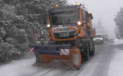 Schneesturm sorgt für kräftigen Wintereinbruch: Blizzardähnliche Schneefälle auf dem Fichtelberg, kräftiger Schneesturm, Winterdienst erneut im Einsatz: Kaum Sicht durch Schneesturm und Schneeverwehungen, heftige Schneefälle on tape