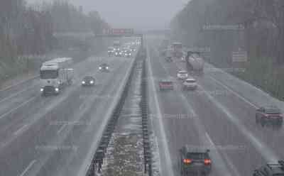 Gefährliches Aprilwetter – Hagelfront verwandelt Autobahn gefährlich glatt: Binnen weniger Minuten wird die A 9 spiegelglatt, Hagel bis 1 cm : Autofahrer werden eiskalt überrascht, Hagel on tape