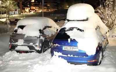 Heftiger Wintereinbruch in den Alpen überrascht Osterurlauber: 40 cm Neuschnee in 12 Stunden, Autos von Schneemassen begraben, Schneekettenpflicht an Pässen – Allgäu versinkt im Schnee, steigende Lawinengefahr: Urlauber: „Mit so viel Schnee haben wir nicht gerechnet. Wir haben gar nicht die passende Kleidung für das Wetter“