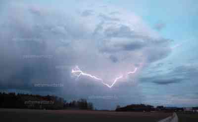 Frühlingsgewitter nach Sommertag in Süddeutschland: über 25 °C in Sonnenbühl gemessen – am Abend folgte eine Blitzshow mit Gewittern: Erste Frühlingsgewitter vertreiben kurzes Sommerintermezzo in Süddeutschland