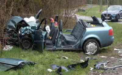 Schwerer Verkehrsunfall – RTH musste notlanden, weiterer RTH abdrehen: 6 Schwerverletzte bei Frontalcrash, Feuerwehr muss eine Stunde lang Insassen mit Schere und Spreizer befreien, Notarzt muss vom Hubschrauber an Einsatzstelle gefahren werden: S 258 gilt als gefährlicher Unfallschwerpunkt, 50 Einsatzkräfte im Einsatz, stundenlange Sperrung 