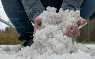 Hagelunwetter im Erzgebirge: Hagelmassen nach Unwetter bis zu 30 cm hoch, Landschaft schneeweiß, Hagelmassen und Hagelschlag live on tape, Sturm wirft Verkehrszeichen um: Hagelschlag und Überflutungen durch Kaltfront, größere Schäden blieben aus 