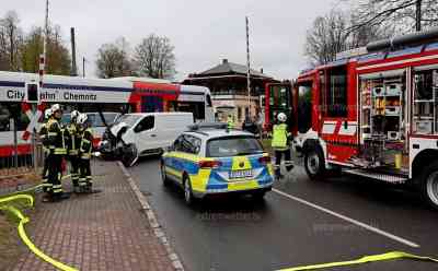 Bahnunfall – Transporter Fahrer schwer verletzt: 16 Fahrgäste befanden sich in Triebwagen, Lockführer erleidet Schock, Feuerwehr im Einsatz: Heftiger Zusammenstoß an Bahnübergang in Oelsnitz/Erzg.