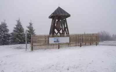 Wintereinbruch im Erzgebirge: mehrere Zentimeter Neuschnee, Eiszapfen wachsen – der Frühling ist abgetaucht, dichtes Schneetreiben anstatt Frühlingssonne: Winterreifen noch immer Pflicht im oberen Erzgebirge, winterliche Impressionen vom Montag