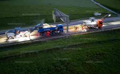 Kilometerlange Vollsperrung der A8: Transitreisende von Vollsperrungen überrascht, A 8 ab Grenzübergang dutzende Kilometer in Richtung München wegen Erneuerung der Fahrbahndecke gesperrt, Tauernautobahn ebenfalls zahlreiche Kilometer in Richtung Deutschland dicht: Wichtige Bauarbeiten notwendig, Verkehr wird über Landstraße umgeleitet, Vollsperrungen die ganze Nacht über