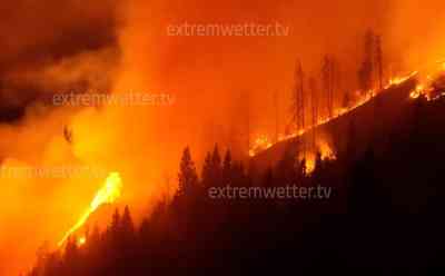 Großer Waldbrand ausgebrochen: 35 Hektar Wald stehen im alpinen Gelände im Lesachtal in Flammen, Bundesheer und Löschhubschrauber im Einsatz: 150 Kameraden kämpfen gegen Feuerwalze, Wind facht Waldbrand immer wieder an und breitet sich aus